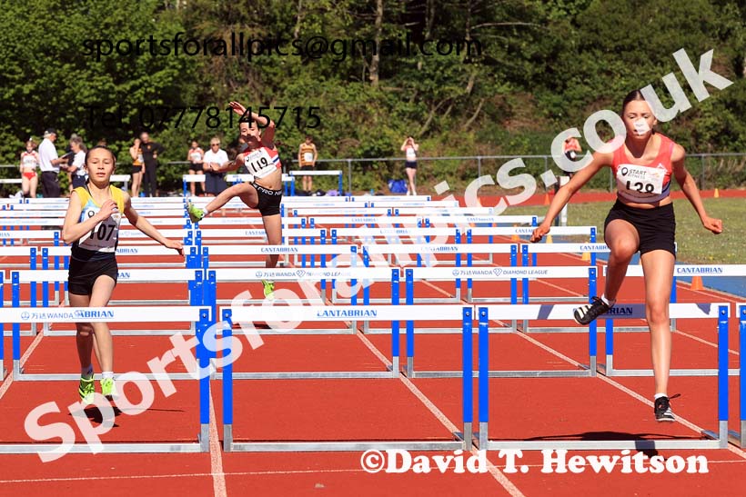 Girls under-13s hurdles, 2025 North Eastern Track and Field Champs., Shildon, County Durham. Photo: David T. Hewitson/Sports for All Pics